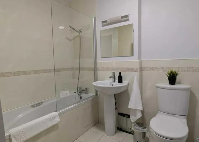 Newly Renovated D4 2bd The Aviva & Docklands 더블린